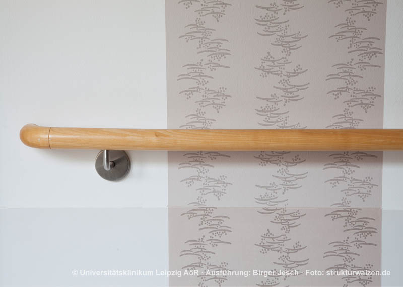 Braune Wand mit Muster im Klinikflur